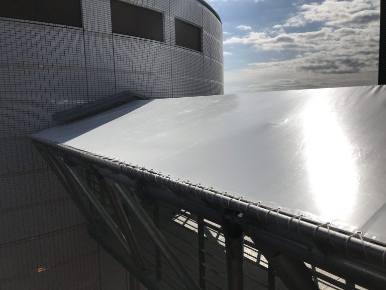「稲垣テント・看板」の渡り廊下の天幕交換のページです。看板、サイン、テント工事なら稲垣興業へお任せください。イベント設営・撤去も承ります。